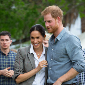 Le prince Harry, duc de Sussex et sa femme Meghan Markle, duchesse de Sussex (enceinte) sont accueillis par des élèves australiens à leur arrivée à Dubbo en Australie dans le cadre de leur première tournée officielle, le 17 octobre 2018.