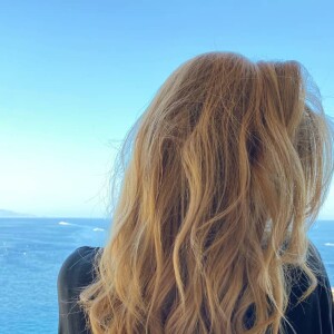 Camille Gottlieb dévoile ses cheveux blonds sur Instagram, le 18 août 2021.