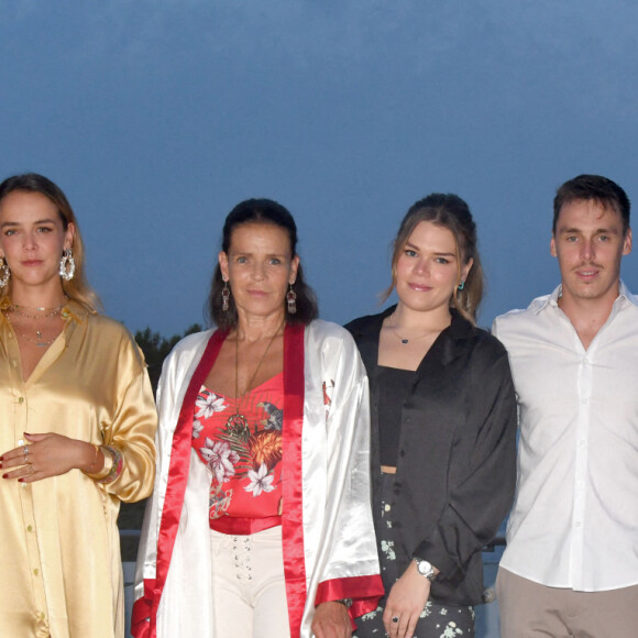 Maxime Giaccardi, Pauline Ducruet, la princesse Stéphanie de Monaco, Camille Gottlieb, Louis Ducruet et sa femme Marie durant la traditionnelle soirée d'été de Fight Aids Monaco au Sporting Club de Monaco, le 24 juillet 2021. © Bruno Bebert/PRM/Bestimage