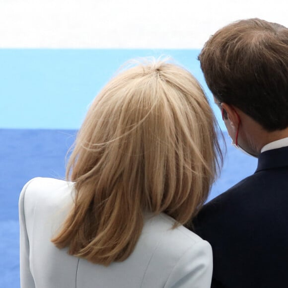 Le président de la République française, Emmanuel Macron accompagné de la première dame, Brigitte Macron assiste au défilé militaire du Jour de la Bastille sur l'avenue des Champs Elysées, à Paris, France, le 14 juillet 2021. © Stéphane Lemouton/Bestimage