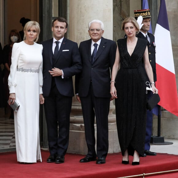 Le président de la république, Emmanuel Macron et la première dame, Brigitte Macron reçoivent Sergio Mattarella, Président de la République italienne et sa fille Laura Mattarella pour un dîner d'Etat au palais de l'Elysée, Paris, le 5 juillet 2021. © Stéphane Lemouton / Bestimage