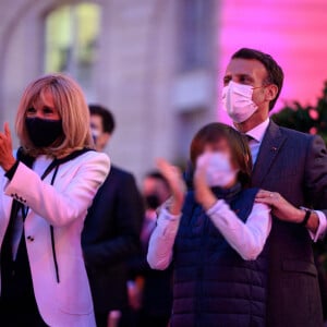 Le président Emmanuel Macron et la première dame Brigitte Macron assistent à la Fête de la Musique au palais de l'Elysée à Paris le 21 juin 2021 © Eliot Blondet / Pool / Bestimage