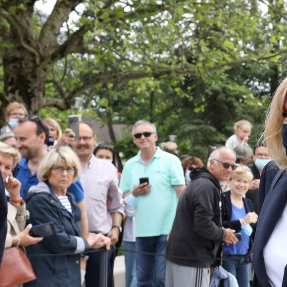 Le Président de la République Emmanuel Macron et sa femme la Première Dame Brigitte Macron sont allés voter pour le premier tour des élections régionales et départementales 2021 à la mairie du Touquet, France, le 20 juin 2021. © Stéphane Lemouton/Bestimage