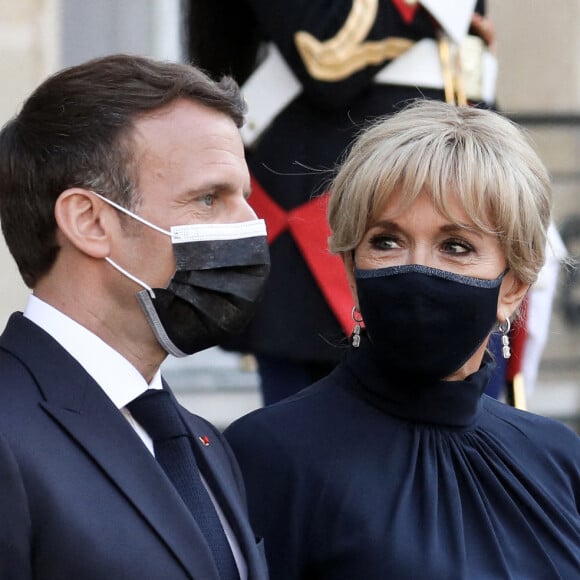 Le président de la république, Emmanuel Macron accompagné de la première dame, Brigitte Macron attendent les invités pour un dîner au Palais de l'Elysée, à l'issue d'une conférence internationale d'appui à la transition soudanaise, à Paris, le 17 mai 2021 © Stéphane Lemouton / Bestimage