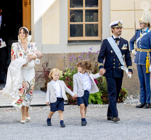 La princesse Sofia de Suède (Hellqvist), le prince Julian, duc de Halland, le prince Gabriel, le prince Alexander, le prince Carl Philip - La famille royale suédoise au baptême du prince Julian, duc de Halland au château de Drottningholm sur l'île de Lovön à Ekero en Suède le 14 août 2021