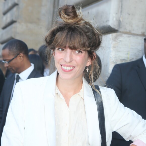 Lou Doillon s'affiche topless à Marseille, entre ciel et mer.