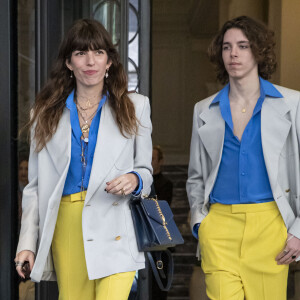 Lou Doillon et son fils Marlowe quittent l'hôtel Palazzo Parigi pour se rendre au défilé Gucci, collection automne-hiver 2020-2021. Milan, le 19 février 2020.