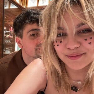 Louane dévoile un nouveau cliché de son chéri Florian Rossi sur Instagram.