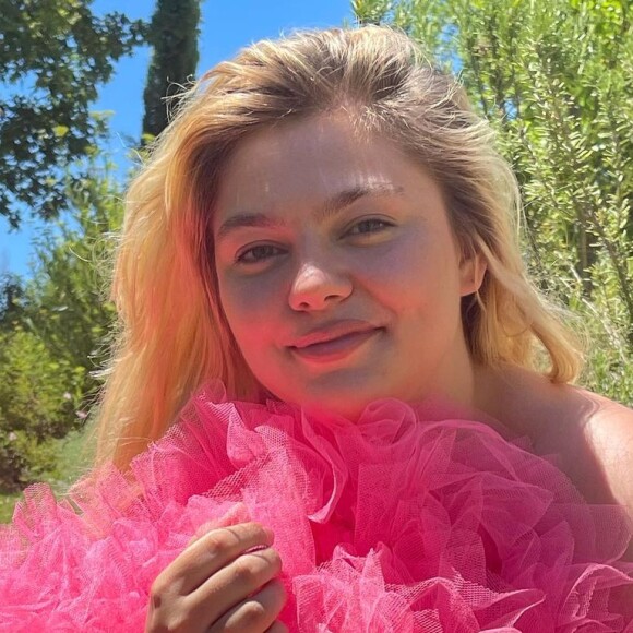 Louane dévoile un nouveau cliché de son chéri Florian Rossi sur Instagram.