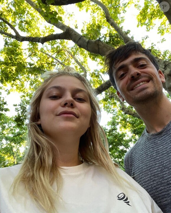 Louane dévoile un nouveau cliché de son chéri Florian Rossi sur Instagram.