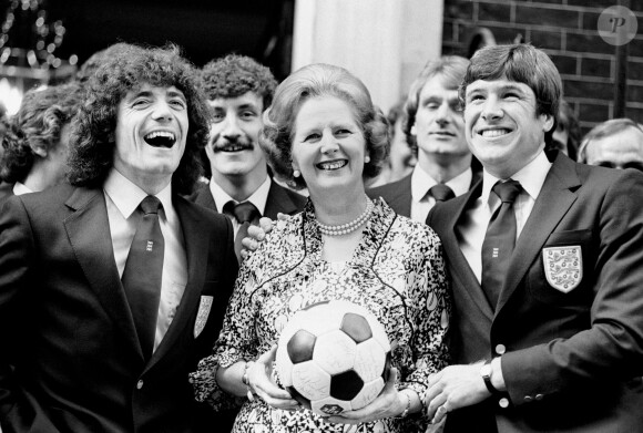 Terry McDermott avec Margaret Thatcher et d'autres footballeurs. Photo PA Wire/ABACAPRESS.COM