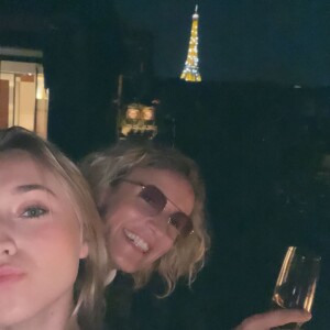 Alexandra Lamy et sa fille Chloé Jouannet s'offrent un week-end entre filles à Paris.