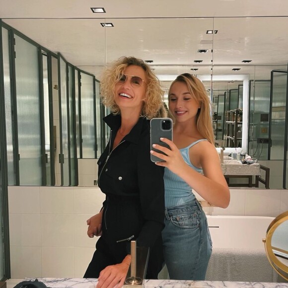 Alexandra Lamy et sa fille Chloé Jouannet s'offrent un week-end entre filles à Paris.