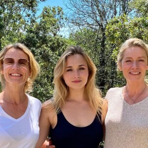 Alexandra Lamy et sa fille Chloé Jouannet s'offrent un week-end entre filles à Paris.