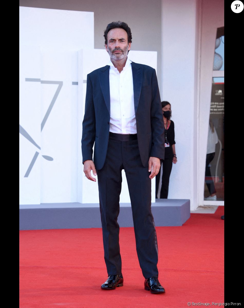 Anthony Delon (Costume Giorgio Armani, chaussures Church's, Bulgari) lors de la cérémonie d'ouverture de la 77ème édition du festival international du film de Venise (Mostra) le 2 septembre 2020.