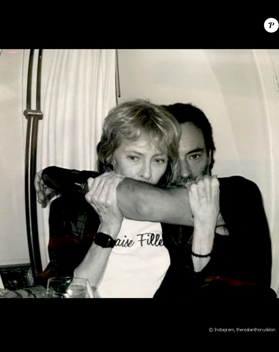 Anthony Delon a annoncé la mort de sa maman Nathalie sur Instagram le 21 janvier 2021.