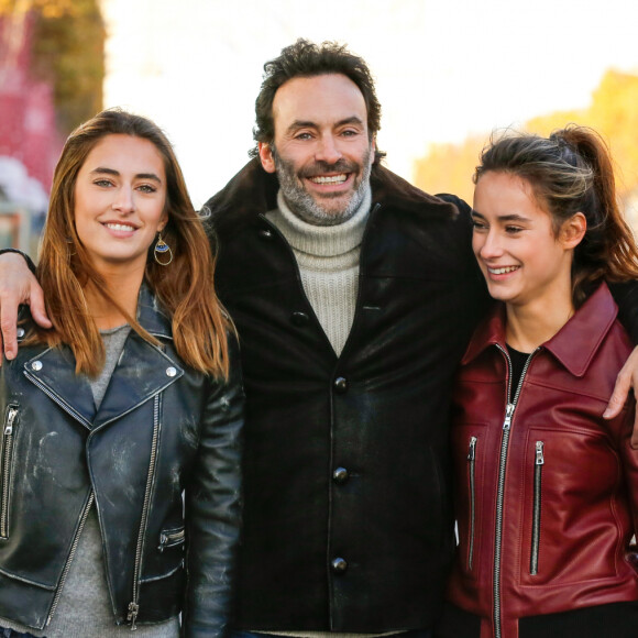 Exclusif - Rendez-vous avec Anthony Delon et ses filles Loup et Liv sur les Champs-Elysées à Paris, France, le 26 novembre 2017. © Philippe Doignon/Bestimage