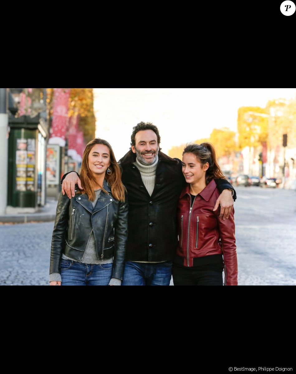 Exclusif - Rendez-vous avec Anthony Delon et ses filles Loup et Liv sur les Champs-Elysées à Paris, France, le 26 novembre 2017. © Philippe Doignon/Bestimage