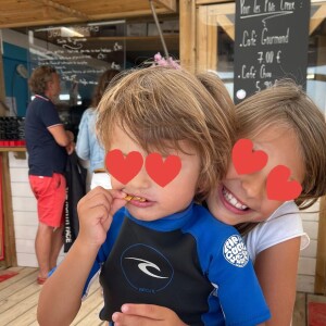 Sylvie Tellier en vacances avec son mari Laurent et ses enfants Oscar (né de sa relation avec son ex-époux), Margaux et Roméo.