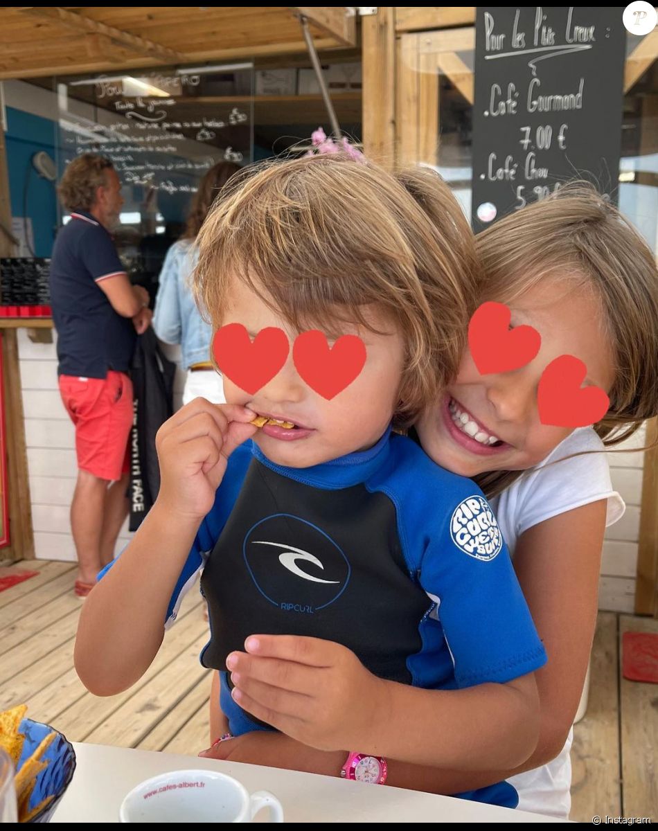 Sylvie Tellier en vacances avec son mari Laurent et ses enfants Oscar (né de sa relation avec son ex-époux), Margaux et Roméo.
