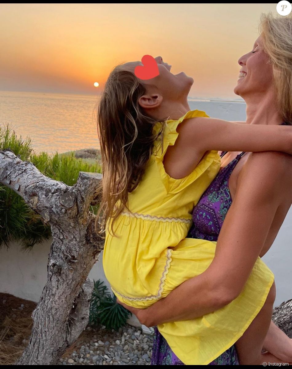 Sylvie Tellier en vacances avec son mari Laurent et ses enfants Oscar (né de sa relation avec son ex-époux), Margaux et Roméo.