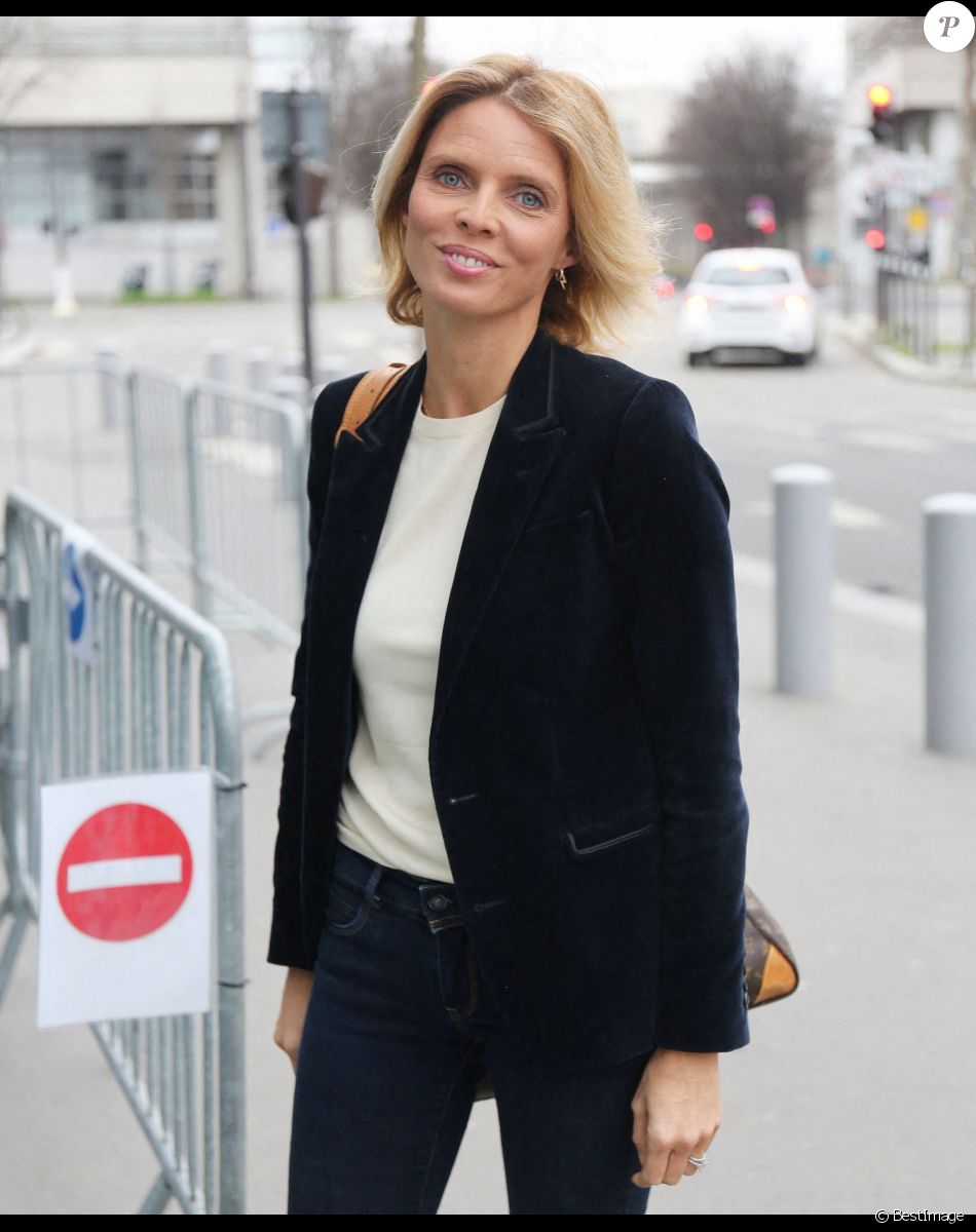 Exclusif - Sylvie Tellier quitte les studios de RMC à Paris le 11 janvier 2021.