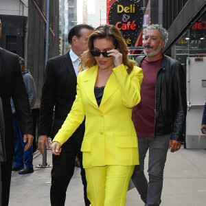 Alyssa Milano quitte les studios de l'émission "Good Morning America" à New York, le 15 octobre 2019. L'actrice, vêtue d'un ensemble jaune, est en pleine promotion pour son livre "Hope : Project middle school". 