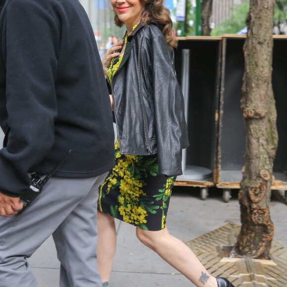 Alyssa Milano, souriante, sort d'un rendez-vous à New York le 11 juin 2019. 