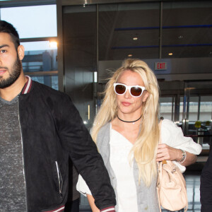 Exclusif - Britney Spears et son compagnon Sam Asghari arrivent à l'aéroport de New York (JFK) le 13 mai 2018.