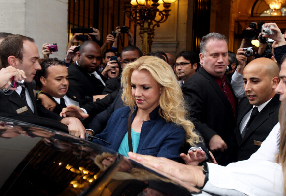 Britney Spears à la sortie de son hôtel parisien en 2011. 