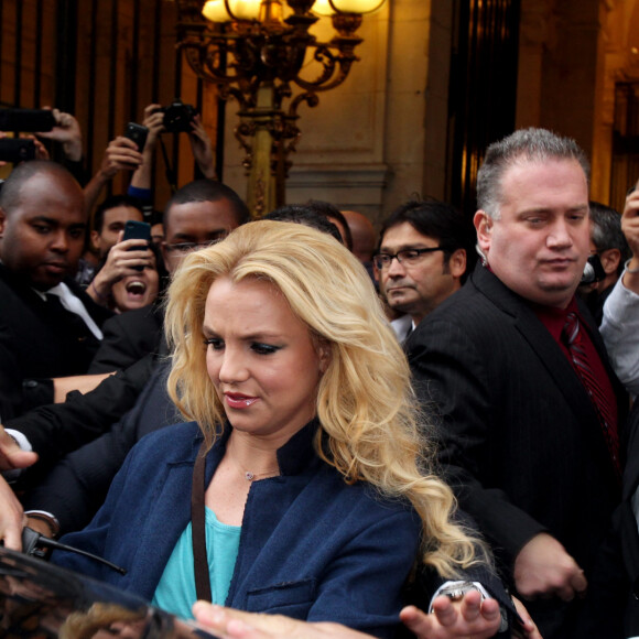 Britney Spears à la sortie de son hôtel parisien en 2011. 