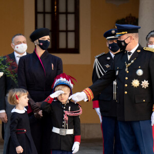 La princesse Charlène de Monaco, la princesse Gabriella de Monaco, comtesse de Carladès, le prince Jacques de Monaco, marquis des Baux, le prince Albert II de Monaco, la princesse Caroline de Hanovre - La famille princière assiste à une cérémonie de remise de médaille dans la cours du Palais de Monaco lors de la Fête Nationale 2020 de la principauté de Monaco le 19 novembre 2020. © David Nivière / Pool / Bestimage