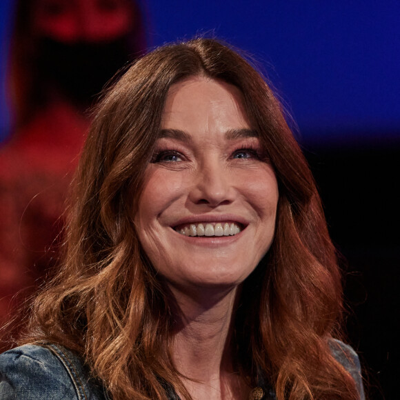 Carla Bruni Sarkozy - Enregistrement de l'émission "Allez viens je t'emmène...Au Music Hall" au Studio Gabriel à Paris, qui sera diffusée le 28 mai sur France 3. Le 6 avril 2021 © Cyril Moreau / Bestimage 
