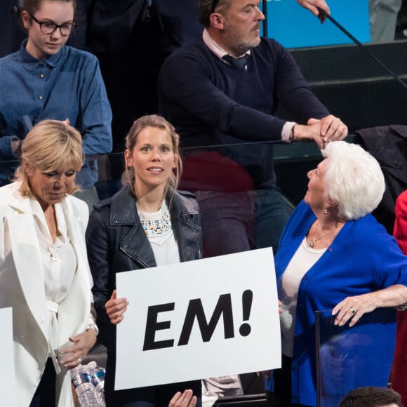 Laurence Auzière Jourdan (cardiologue), Brigitte Trogneux (Macron), Tiphaine Auzière (avocate), Line Renaud, Françoise Noguès-Macron (mère E. Macron), le compagnon de T. Auzière, Antoine (gastro-entérologue), et Sébastien Auzière (chercheur en laboratoire pharmaceutique) - La famille, les amis et soutiens d'Emmanuel Macron dans les tribunes lors du grand meeting d'Emmanuel Macron, candidat d'En Marche! à l'élection présidentielle 2017, à l'AccorHotels Arena à Paris, France, le lundi 17 avril 2017. © Cyril Moreau/Bestimage