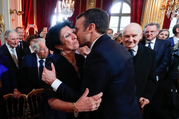 Le président Emmanuel Macron et sa mère Françoise Noguès à l'Elysée à Paris en 2017. 