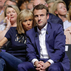 Emmanuel Macron et sa femme Brigitte Trogneux durant le premier meeting du rassemblement "En Marche" à la Mutualité à Paris, France. © Stéphane Allaman/BestImage
