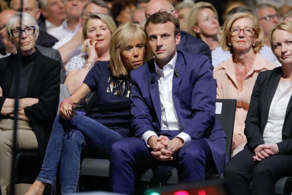 Emmanuel Macron et sa femme Brigitte Trogneux durant le premier meeting du rassemblement "En Marche" à la Mutualité à Paris, France. © Stéphane Allaman/BestImage