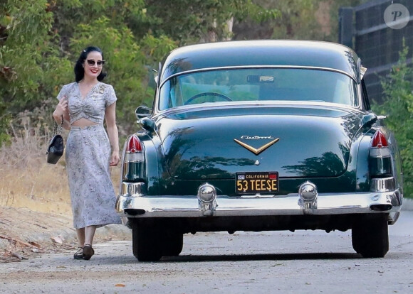 Exclusif - Dita Von Teese pose lors d'un tournage autour de sa Cadillac Fleetwood verte classique de 1953 à Griffith Park, Los Feliz le 23 aout 2021.