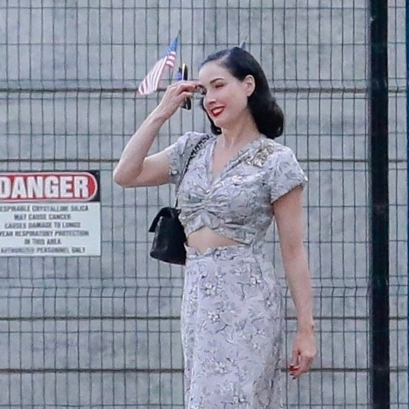 Exclusif - Dita Von Teese pose lors d'un tournage autour de sa Cadillac Fleetwood verte classique de 1953 à Griffith Park, Los Feliz le 23 aout 2021.