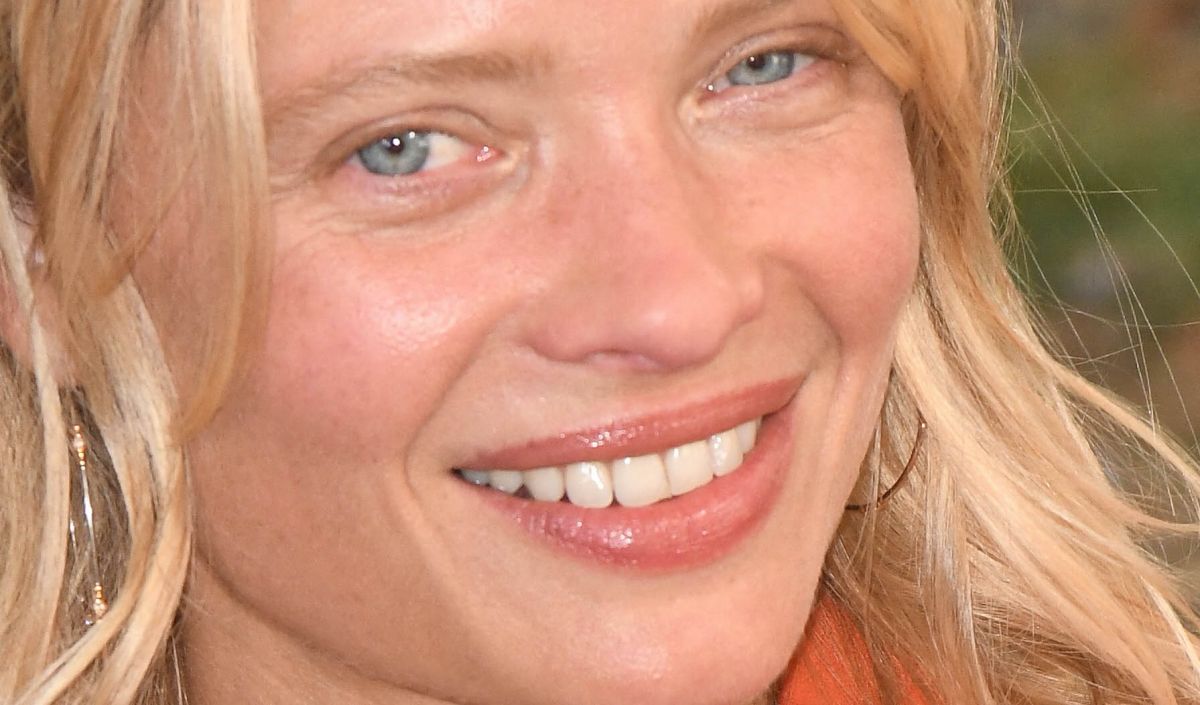 Mélanie Thierry éblouit avec un look 70's à Angoulême auprès de Félix Moati
