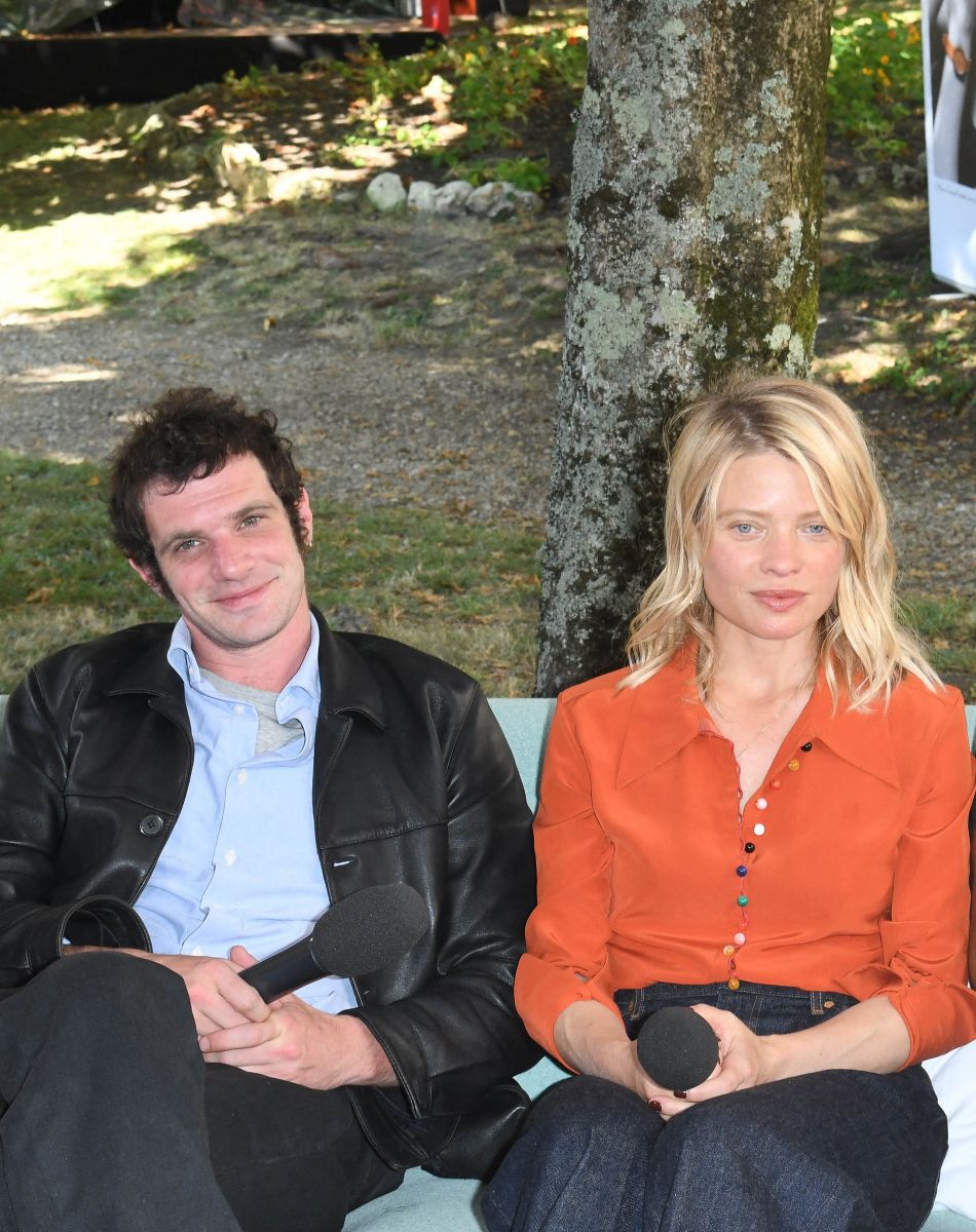 Fabien Gorgeart, Félix Moati et Mélanie Thierry et Lyes Salem lors du photocall du film "Une vraie famille" lors du 14ème festival du Film Francophone d'Angoulême, France, le 26 août 2021. © Coadic Guirec/Bestimage