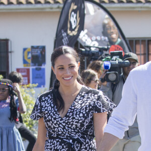 Le prince Harry, duc de Sussex, et Meghan Markle, duchesse de Sussex, entament leur première journée de voyage en Afrique du Sud lors d'une visite à Nyanga au Cap, Afrique du Sud, le 23 septembre 2019. Leur premier rendez-vous en Afrique du Sud est une initiative du Justice Desk de Nyanga. Cette ONG enseigne aux enfants leurs droits et leur sécurité. Elle propose des cours d'auto-défense et une formation à l'autonomie des femmes pour les jeunes filles de la communauté. Le Justice Desk est soutenu par le Queen's Commonwealth Trust dont le duc de Sussex est président et la duchesse vice-présidente. Jusque là, le bureau a aidé environ 35 000 personnes. Le duc et la duchesse ont fait le tour à pied des diverses activités proposées par le Justice Desk.