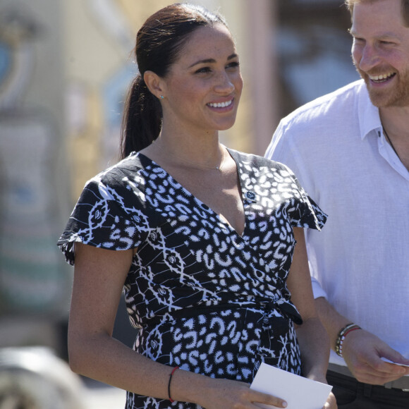 Le prince Harry, duc de Sussex, et Meghan Markle, duchesse de Sussex, entament leur première journée de voyage en Afrique du Sud lors d'une visite à Nyanga au Cap, Afrique du Sud, le 23 septembre 2019. Leur premier rendez-vous en Afrique du Sud est une initiative du Justice Desk de Nyanga. Cette ONG enseigne aux enfants leurs droits et leur sécurité. Elle propose des cours d'auto-défense et une formation à l'autonomie des femmes pour les jeunes filles de la communauté. Le Justice Desk est soutenu par le Queen's Commonwealth Trust dont le duc de Sussex est président et la duchesse vice-présidente. Jusque là, le bureau a aidé environ 35 000 personnes. Le duc et la duchesse ont fait le tour à pied des diverses activités proposées par le Justice Desk.