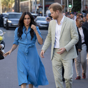 Le prince Harry, duc de Sussex, et Meghan Markle, duchesse de Sussex, visitent le quartier de Bo Kaap dit "Cape Malay" au Cap, Afrique du Sud, le 23 septembre 2019. lors d'une visite officielle du couple en Afrique du Sud. Pendant plus de cent ans, différentes communautés ont cohabité dans ce quartier. Le district est devenu réputé pour sa culture, sa musique et sa cuisine dynamiques. En 1966, le gouvernement a déclaré le district 6 réservé aux Blancs et plus de 60 000 habitants ont été déplacés de force et transférés dans le canton de Cape Flats. Le couple a aussi visité le musée du district six (District Six Museum).