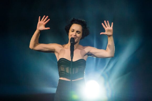 La française Barbara Pravi chante "Voila" lors des répétitions pour la finale de l'Eurovision au stade Ahoy à Rotterdam