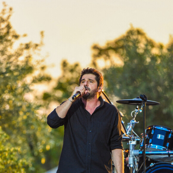 Exclusif - Patrick Fiori - Enregistrement de l'émission "Les Estivales de Culturebox" à Montpellier, qui sera diffusée le 12 août sur France 2. Le 2 juillet 2021 Les estivales de Culturebox : 3 soirées de live avec le meilleur de la scène française ! Privés de leur public en 2020 pour cause de pandémie mondiale, les artistes majeurs et la nouvelle scène française trépignent d'impatience à l'idée de le retrouver. Certains artistes se produisent durant les festivals qui pourront avoir lieu, mais cet été 2021 est encore une édition particulière. "Nous avons décidé d'organiser ces soirées 100% live tournées à Montpellier avec le meilleur de la scène française pour raviver le lien entre les artistes et le public" Michel Field. Chacune d'entre elles réunit six groupes ou artistes plébiscités par le public dans leur genre musical : pop rock, chanson française, musiques urbaines. Ils se succéderont durant près de trois heures sur une même scène pour des sets de trente minutes chacun. Daphné Bürki et Raphäl Yem, qui ont accueilli dans Culturebox, l'émission de nombreux artistes depuis le 1er février, seront présents pour ces trois shows. © Jean-René Santini / Bestimage