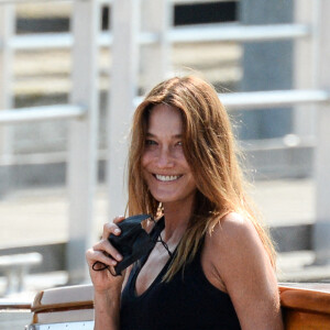 Carla Bruni arrive à Venise le 31 août 2021.