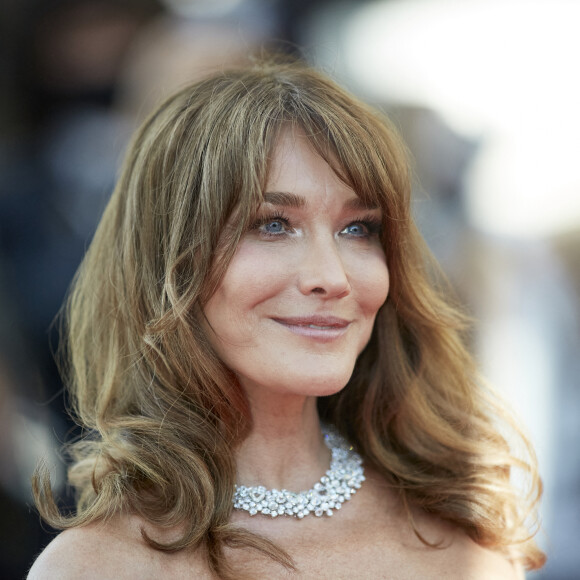 Carla Bruni-Sarkozy - Montée des marches du film " De son vivant " lors du 74ème Festival International du Film de Cannes. Le 10 juillet 2021 © Borde-Jacovides-Moreau / Bestimage