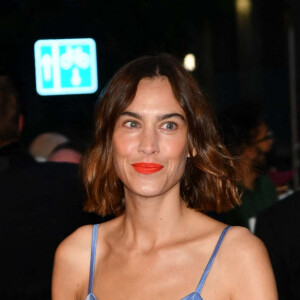 Alexa Chung arrive au musée Tate Modern pour les GQ Men of the Year Awards 2021. Londres, le 1er septembre 2021.