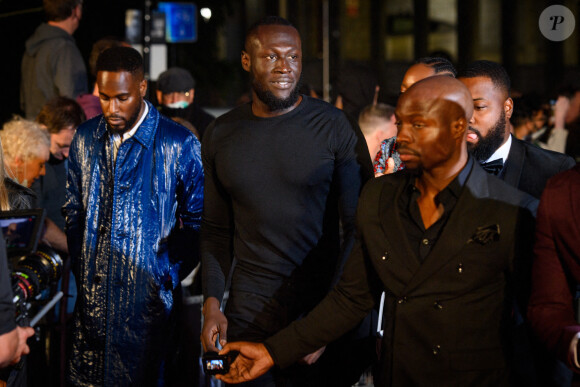 Le rappeur Stormzy (au milieu) assiste aux GQ Men Of The Year Awards au musée Tate Modern. Londres, le 1er septembre 2021.